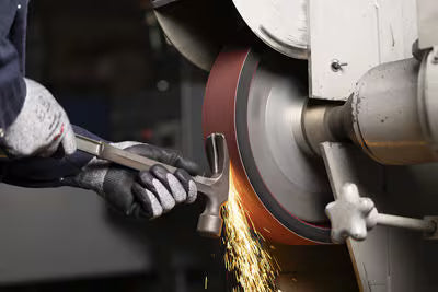 3M™ Schleifband 767F auf Gewebeunterlage, 36+ YF-Gewicht, 13 mm x 457 mm, Film-Lok, Single Flex, 100 St./Karton
